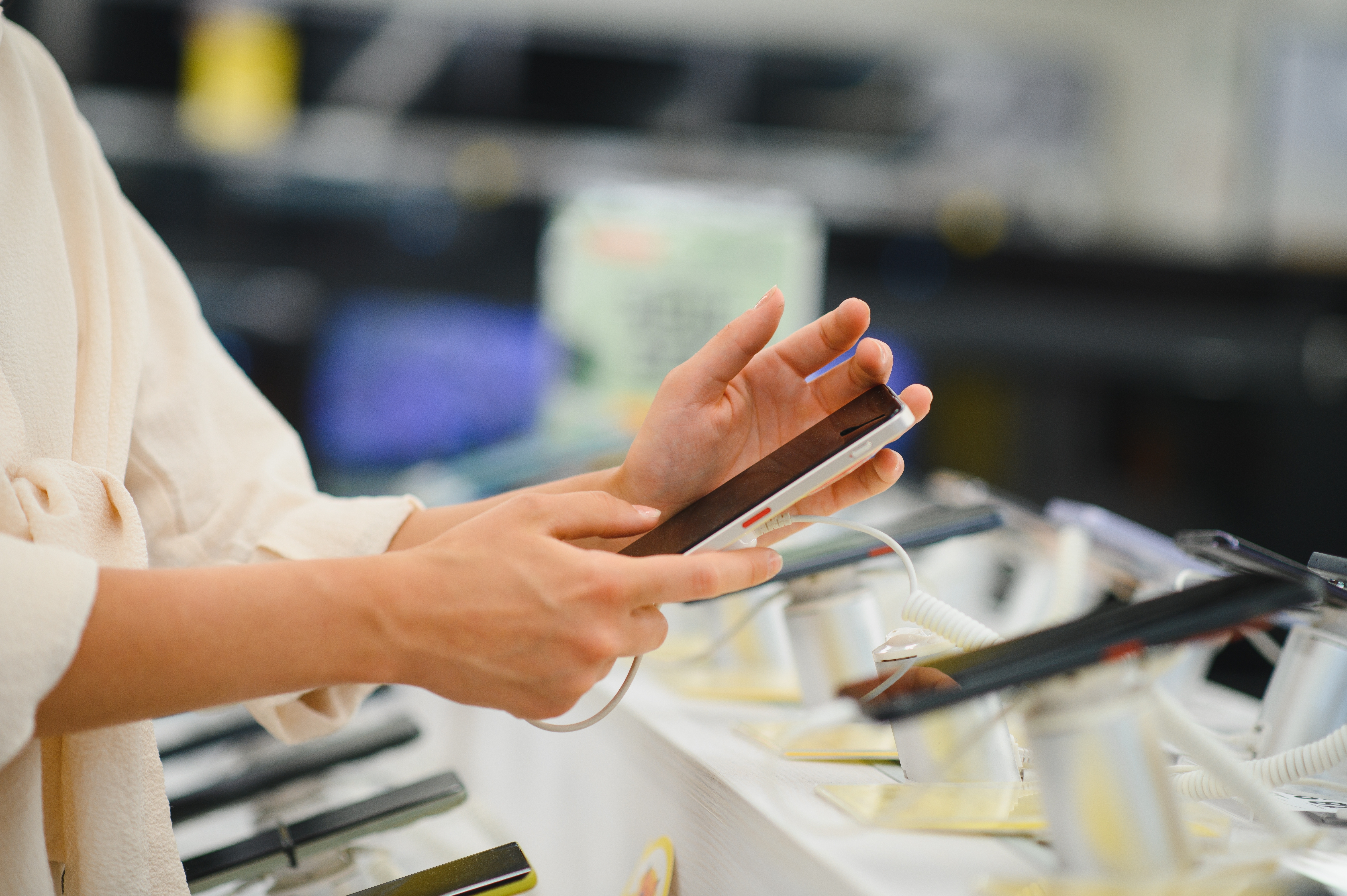 Persona eligiendo teléfono móvil.